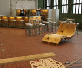 Die fertige Liege, mittlereweile durch das Öl leicht nachgedunkelt, auf der DMY Design Festival im Flughafen Tempelhof