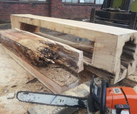 und musste aufgrund von Hohlfrass von Käfern und Ameisen gefällt werden. Charmanterweise wollte ein Kunde ein Sideboard genau mit diesem Merkmal