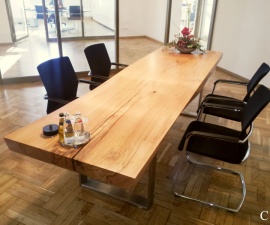 Das fertige Produkt: Ein 8 Zentimenter dicker und 3 Meter langer Konferenztisch aus einem einzigen Stück. Ein standesgemäßes Möbel für eine Anwaltskanzlei wie hier in Potsdam. Der spannende Riss, der während der Trocknung entstand, wurde mit Ep